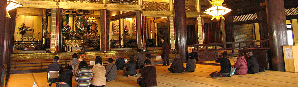 people-pray-in-japanese-temple-header